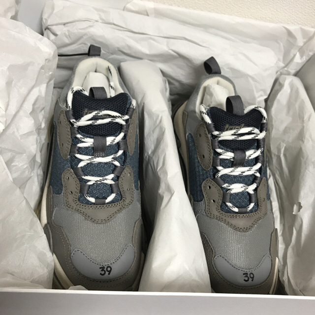 Balenciaga(バレンシアガ)の【新品未使用】39 BALENCIAGA Triple S グリ メンズの靴/シューズ(スニーカー)の商品写真