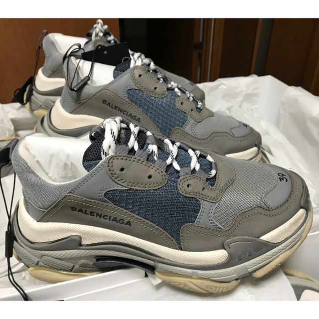 Balenciaga(バレンシアガ)の【新品未使用】39 BALENCIAGA Triple S グリ メンズの靴/シューズ(スニーカー)の商品写真