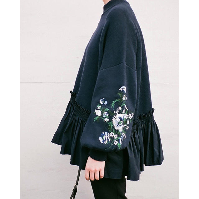 STUDIOUS(ステュディオス)の完売商品 EMBROIDERTY FRILL KNIT TOPS クラネ レディースのトップス(ニット/セーター)の商品写真