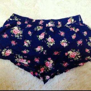 フォーエバートゥエンティーワン(FOREVER 21)のFOREVER 21 花柄ショートパンツ(ショートパンツ)