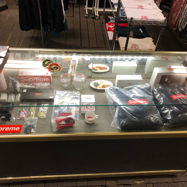 Supreme(シュプリーム)のDK様専用 Supreme スマホ/家電/カメラのスマホアクセサリー(ネックストラップ)の商品写真