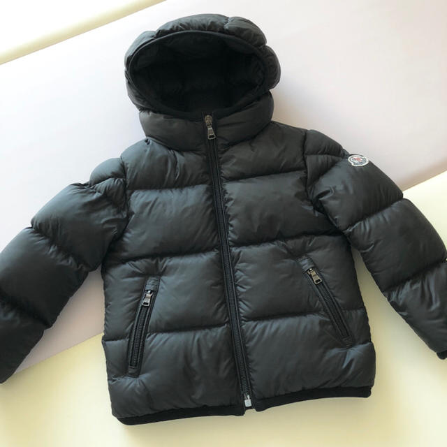 MONCLER(モンクレール)のMONCLER <美品> クラシックダウン 24M 92cm キッズ/ベビー/マタニティのキッズ服男の子用(90cm~)(ジャケット/上着)の商品写真