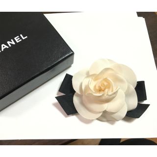 シャネル(CHANEL)のCHANEL シャネル★美品 ヴィンテージ リボン付カメリア コサージュ(ブローチ/コサージュ)