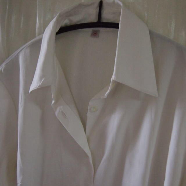 UNIQLO(ユニクロ)の新品★白シャツ レディースのトップス(シャツ/ブラウス(半袖/袖なし))の商品写真