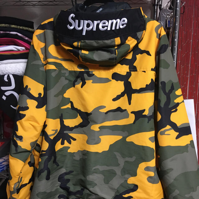 Supreme(シュプリーム)のSupreme Hooded Logo Pullover メンズのジャケット/アウター(ナイロンジャケット)の商品写真