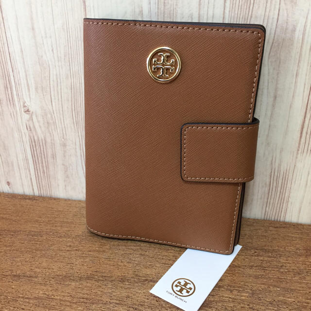 Tory Burch(トリーバーチ)の新品 ROBINSON パスポートケース ブラウン  大人気♡ 手帳カバー レディースのファッション小物(その他)の商品写真