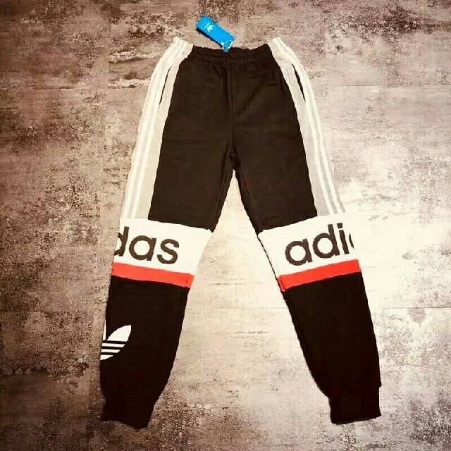 adidas(アディダス)のアディダス　無地　長パンツ　M/L/XL サイズ　黒色 メンズのパンツ(チノパン)の商品写真