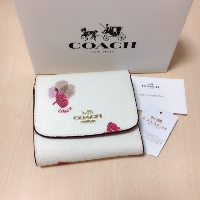 新品未使用　COACH　三つ折り財布　店頭完売品　フローラル　ホワイト