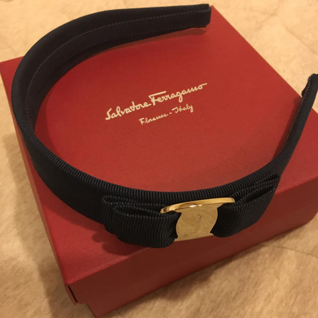 Salvatore Ferragamo ネイビーリボンカチューシャ