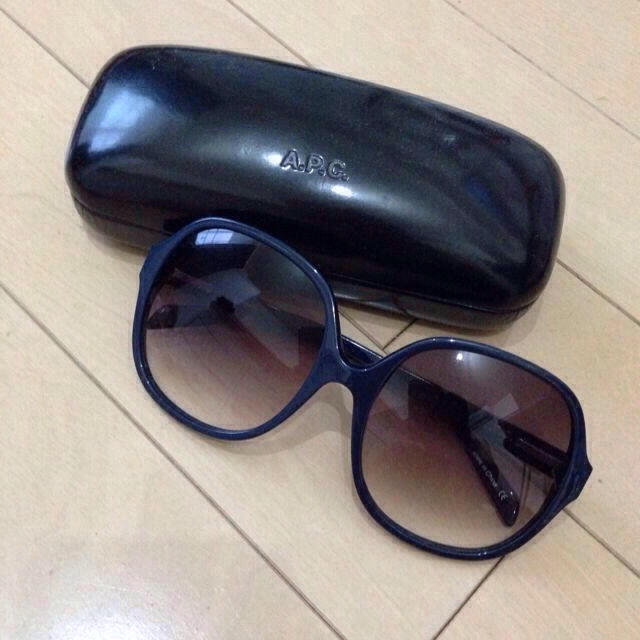 A.P.C(アーペーセー)のA.P.Cネイビーサングラス レディースのファッション小物(サングラス/メガネ)の商品写真