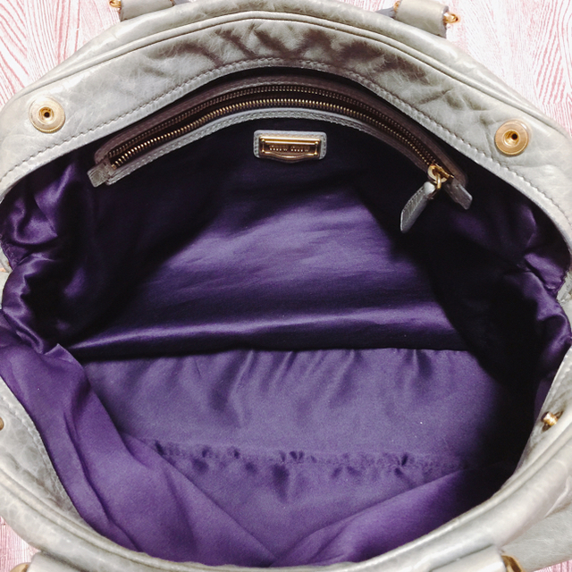 miumiu(ミュウミュウ)のmiumiu ハンドバッグ カーキグレー 正規品 レディースのバッグ(ハンドバッグ)の商品写真