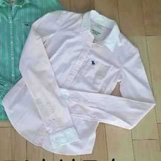 アバクロンビーアンドフィッチ(Abercrombie&Fitch)のアバクロ　薄いピンクのシャツ(シャツ/ブラウス(長袖/七分))
