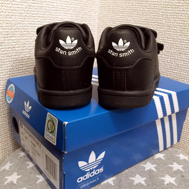 adidas(アディダス)の【新品】adidasスタンスミス(ブラック) キッズ/ベビー/マタニティのキッズ靴/シューズ(15cm~)(スニーカー)の商品写真