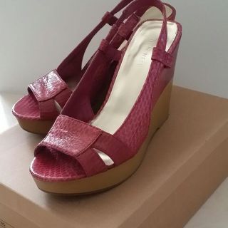 ナインウエスト(NINE WEST)のNINE WEST　ピンクパイソン　サンダル(サンダル)