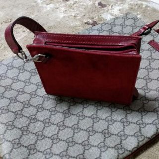 グッチ(Gucci)のGUCCIスエードポーチ　RED(コインケース)