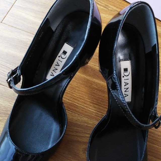 DIANA(ダイアナ)のダイアナ 黒エナメルパンプス レディースの靴/シューズ(ハイヒール/パンプス)の商品写真