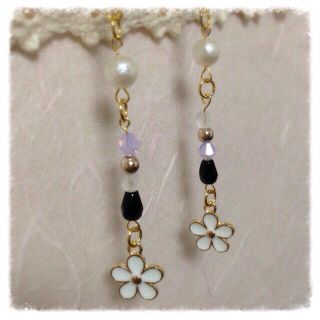 ＊モノトーンフラワー ピアス＊(ピアス)