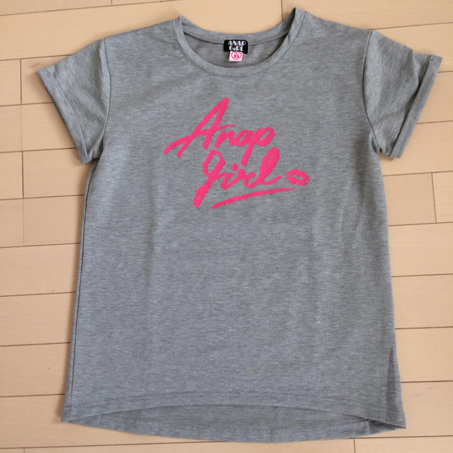 ANAP(アナップ)のANAP 未使用 アナップガール グレーTシャツ サイズXS大きめ キッズ/ベビー/マタニティのキッズ服女の子用(90cm~)(Tシャツ/カットソー)の商品写真