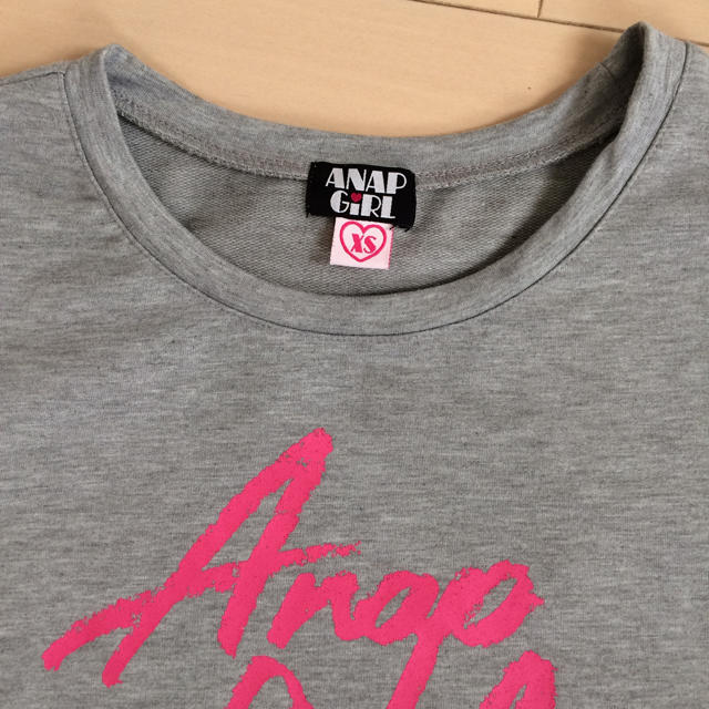 ANAP(アナップ)のANAP 未使用 アナップガール グレーTシャツ サイズXS大きめ キッズ/ベビー/マタニティのキッズ服女の子用(90cm~)(Tシャツ/カットソー)の商品写真