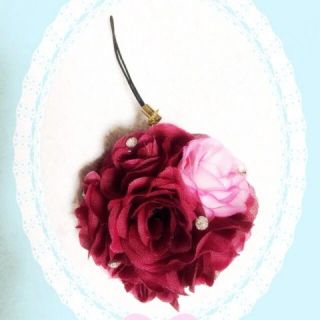 【ハンドメイド】キラキラ可愛いお花ブーケのストラップレッド(スマホストラップ/チャーム)