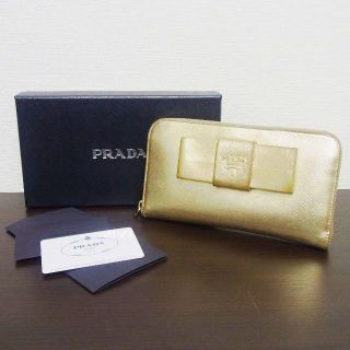 プラダ(PRADA)のプラダ ラウンドファスナーウォレット(1M0506)リボン ゴールド/PRADA(財布)