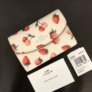 コーチ(COACH)のCOACH コーチ キーケース フルーツ柄 イチゴ チェリー チョーク ホワイト(キーケース)