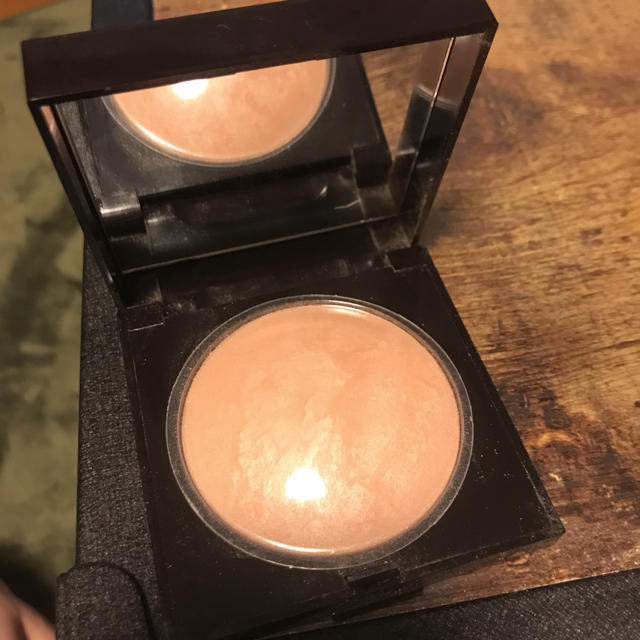 laura mercier(ローラメルシエ)のローラメルシエ マットラディアンス ベークド パウダー 01 コスメ/美容のベースメイク/化粧品(フェイスカラー)の商品写真