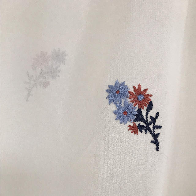 w closet(ダブルクローゼット)のw closet 花刺繍 シフォンブラウス レディースのトップス(シャツ/ブラウス(長袖/七分))の商品写真