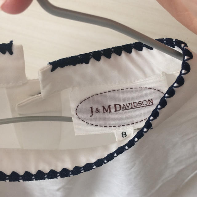 J&M DAVIDSON(ジェイアンドエムデヴィッドソン)のJ&M Davidson ブラウス シャツ スティッチ ボタン 大人 可愛い レディースのトップス(シャツ/ブラウス(長袖/七分))の商品写真