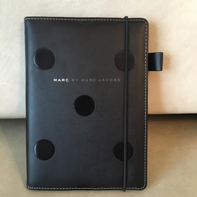 MARC BY MARC JACOBS(マークバイマークジェイコブス)の新品MARCBYMARCJACOBS♡手帳カバー非売品レア レディースのファッション小物(その他)の商品写真