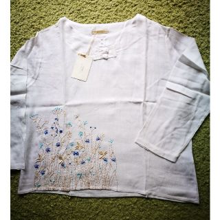 カワイイ(cawaii)の値下げしました 青の刺繍が芽吹くリネントップス(シャツ/ブラウス(長袖/七分))