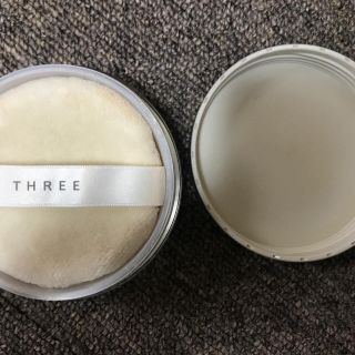 スリー(THREE)のTHREE ダイアフェネス ルースパウダー(フェイスパウダー)