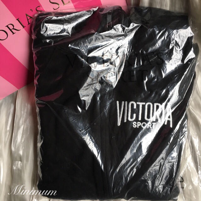 Victoria's Secret(ヴィクトリアズシークレット)のVSロゴ入りパーカー レディースのトップス(パーカー)の商品写真