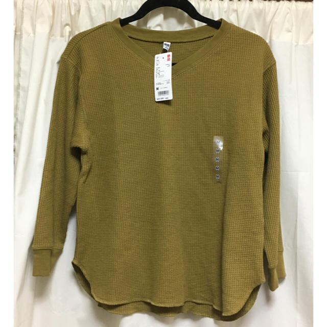 UNIQLO(ユニクロ)の新品 ユニクロ ワッフルVネックT  Mサイズ オリーブ レディースのトップス(カットソー(長袖/七分))の商品写真