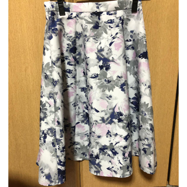 JUSGLITTY(ジャスグリッティー)の新品ジャスグリッティー ぼかしフラワープリントスカート レディースのスカート(ひざ丈スカート)の商品写真