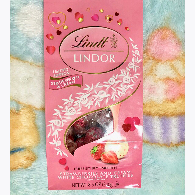 Lindt(リンツ)のリンツ リンドール ストロベリーチョコ 食品/飲料/酒の食品(菓子/デザート)の商品写真