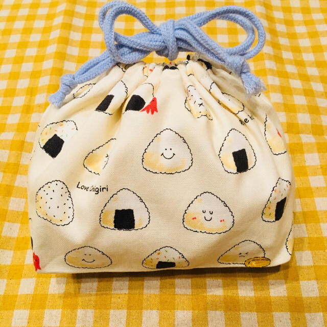 お弁当袋(小) おにぎり×水玉 ハンドメイドのキッズ/ベビー(外出用品)の商品写真