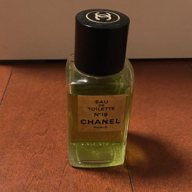 CHANEL(シャネル)のCHANEL シャネル オードトワレ N°19  コスメ/美容の香水(香水(女性用))の商品写真