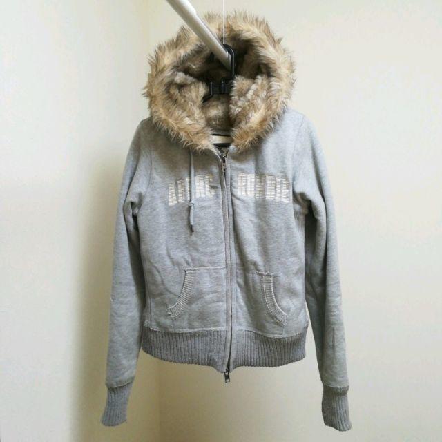 Abercrombie&Fitch(アバクロンビーアンドフィッチ)の◆アバクロンビー&フィッチ　レディース　ファー パーカー　Ｍサイズ　グレー レディースのトップス(パーカー)の商品写真