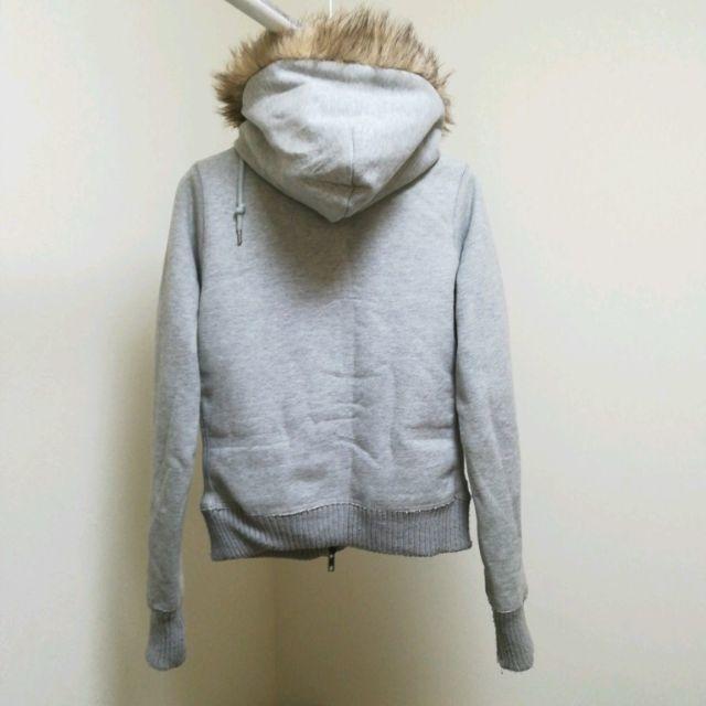 Abercrombie&Fitch(アバクロンビーアンドフィッチ)の◆アバクロンビー&フィッチ　レディース　ファー パーカー　Ｍサイズ　グレー レディースのトップス(パーカー)の商品写真