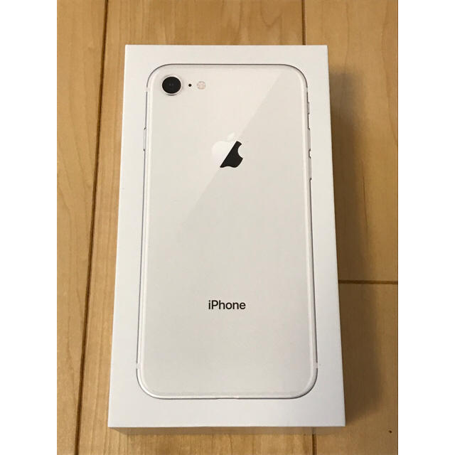 iPhone(アイフォーン)の新品 iPhone8 64GB シルバー au SIMフリー スマホ/家電/カメラのスマートフォン/携帯電話(スマートフォン本体)の商品写真