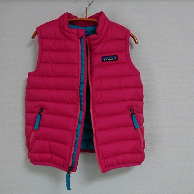 patagonia(パタゴニア)のパタゴニア ダウンベスト 3T  キッズ/ベビー/マタニティのキッズ服女の子用(90cm~)(ジャケット/上着)の商品写真