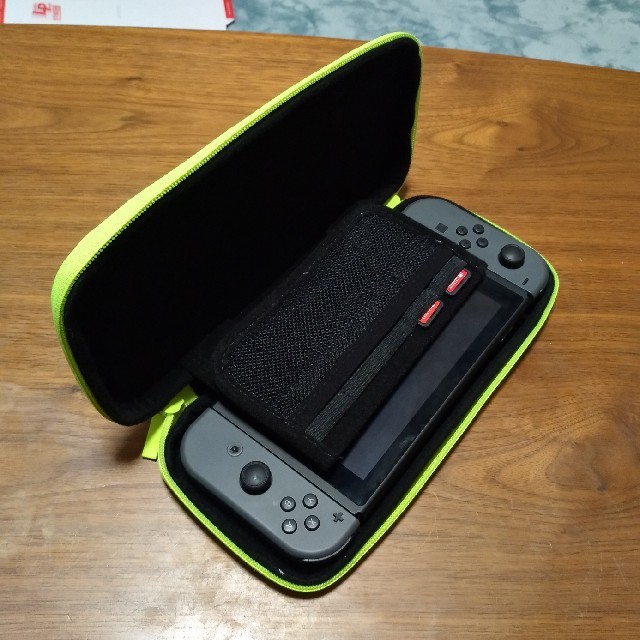 Nintendo Switch(ニンテンドースイッチ)のアキ様専用　スイッチ キャリング ケース 画面保護シート付き エンタメ/ホビーのゲームソフト/ゲーム機本体(その他)の商品写真