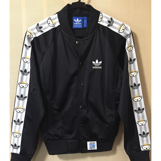 adidas(アディダス)の新宿アディダス購入 25年記念モデル Sサイズ レディースのジャケット/アウター(その他)の商品写真