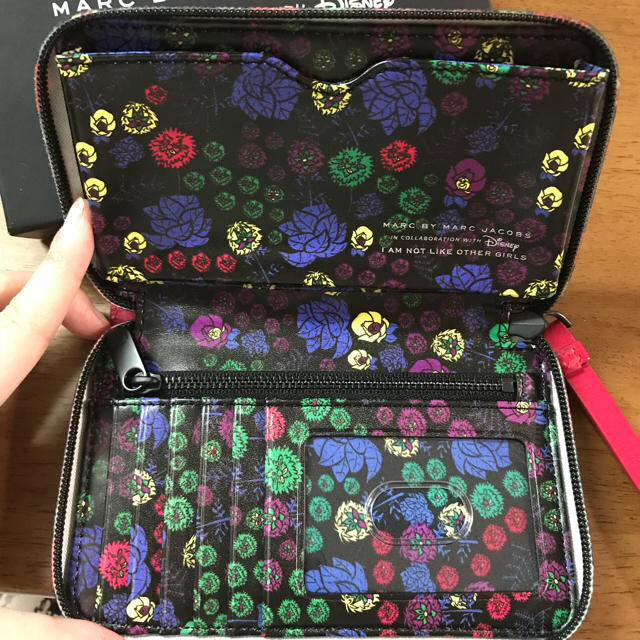 MARC BY MARC JACOBS   MARC BY MARCJACOBS アリスコラボ 中財布の通販