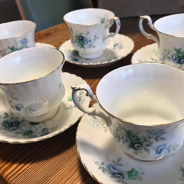 ROYAL ALBERT(ロイヤルアルバート)の紫貴様 専用 ROYAL  ALBERT ティーカップセット インテリア/住まい/日用品のキッチン/食器(グラス/カップ)の商品写真