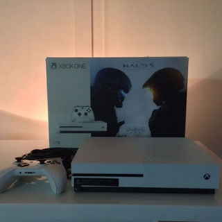 エックスボックス(Xbox)のXbox One S 1TB(家庭用ゲーム機本体)