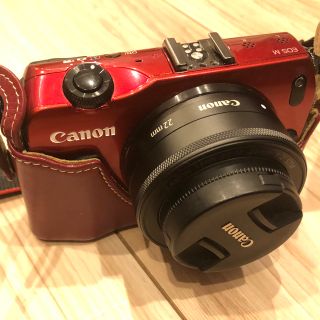 キヤノン(Canon)のEOS M red ボディー レザーケース付(ミラーレス一眼)