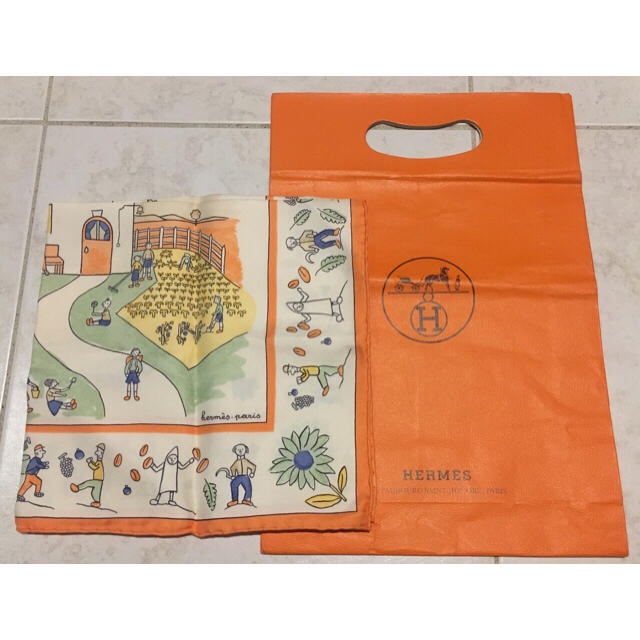 Hermes(エルメス)の未使用 絵本の表紙みたいなスカーフ エルメス プチカレ レディースのファッション小物(バンダナ/スカーフ)の商品写真
