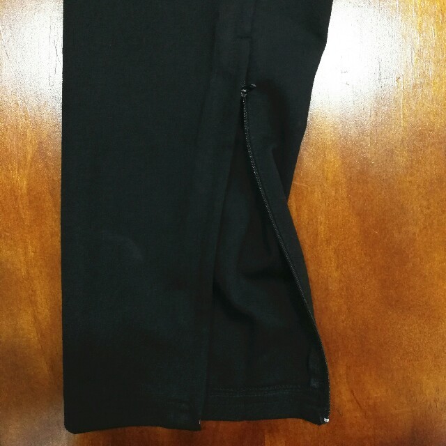 adidas(アディダス)のアディダス　ファスナー裾口　ロゴプリント　長パンツ　M/Lサイズ　黒色 メンズのパンツ(チノパン)の商品写真